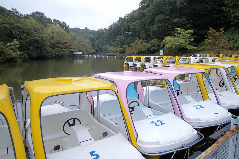 Colorful boats at Kodomo no Kuni, Nesnad / Wikimedia Commons