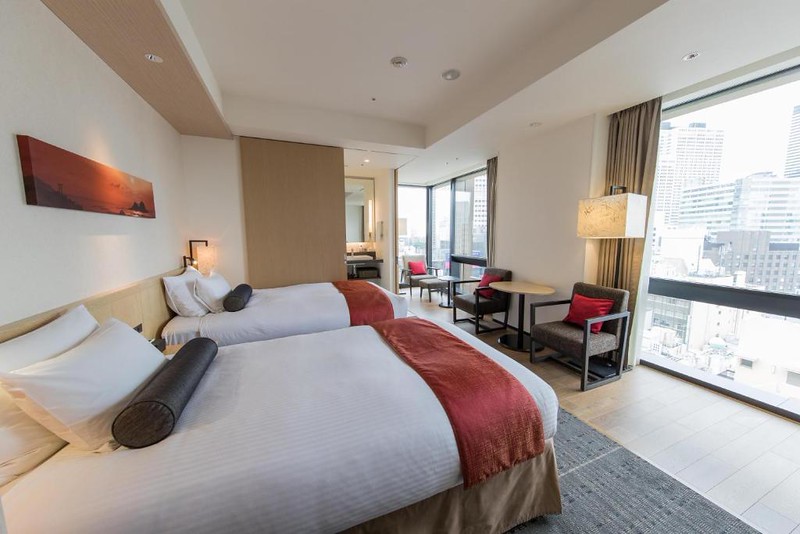 Corner twin room with views of the city in the JR Kyushu Hotel Blossom Shinjuku, Japan