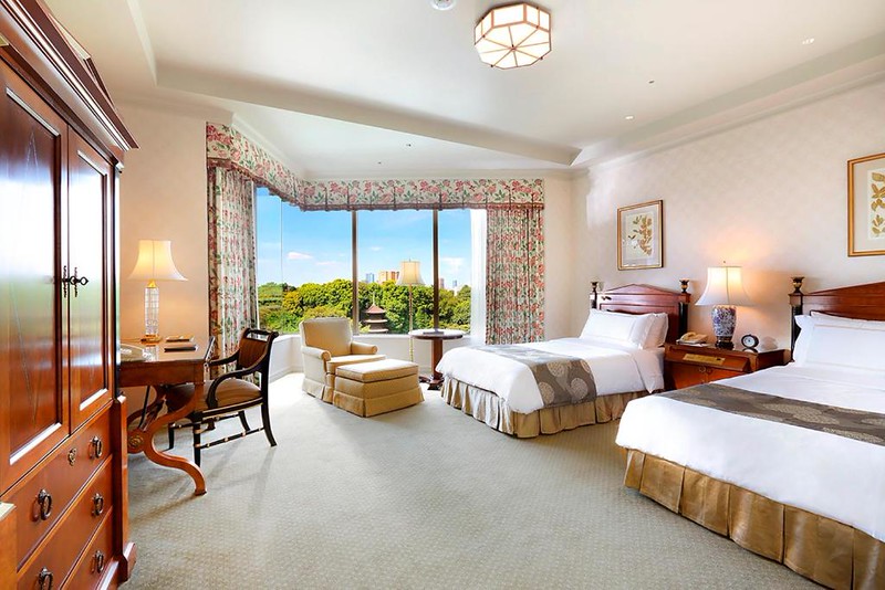 Twin guest room in the Hotel Chinzanso Tokyo with park and pagoda views outside