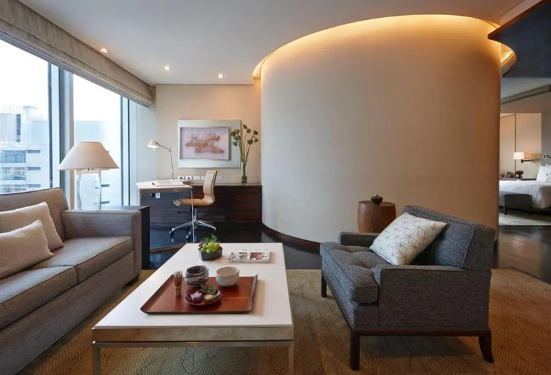 Living area with sofas and desk of the Four Seasons deluxe one-bedroom suite in Tokyo, Japan Living area with sofas and desk of the Four Seasons deluxe one-bedroom suite in Tokyo, Japan