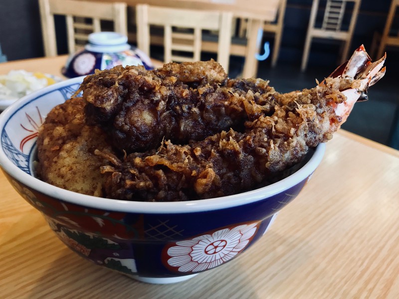 Tentou’s ten-don is not at all beautiful. But it’s all about the taste here.