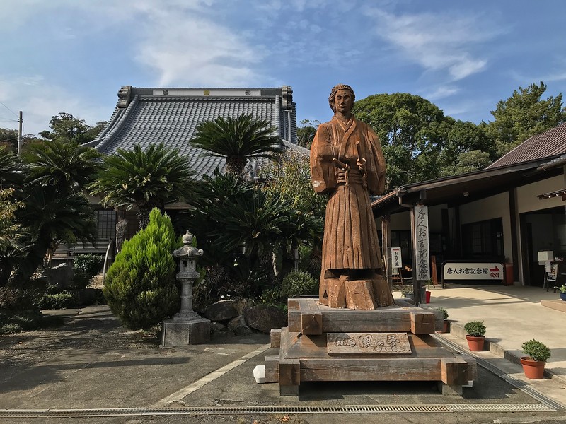 Hofukuji Temple in daylight.