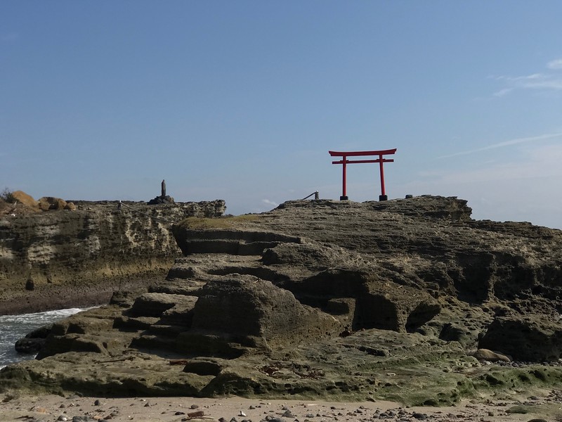 Shirahama Shrine’s iconic shrine gate against the sea.