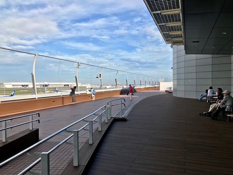 An excellent view from the seats at the Haneda Airport international terminal observation deck.