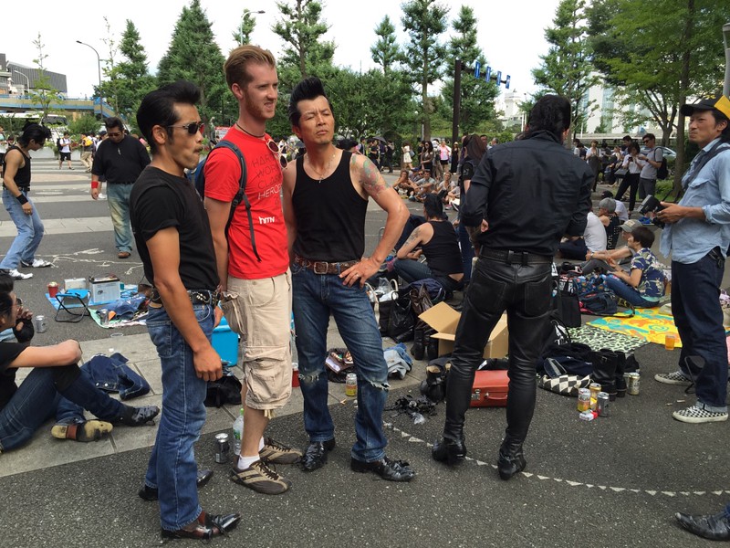 Photo opp with rockabilly entertainers