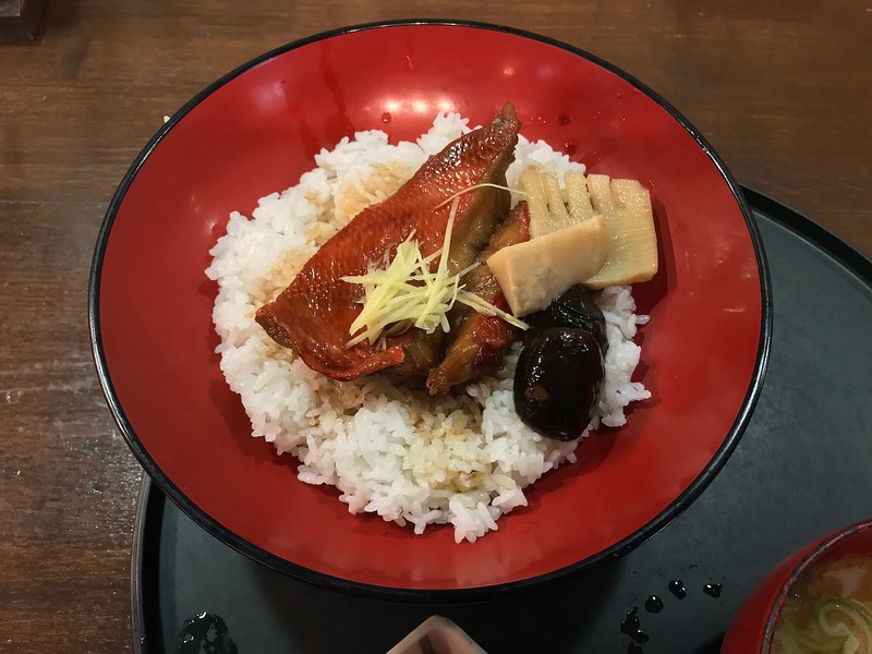 Simmered kinmedai on white rice.
