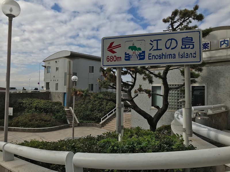 A sign pointing to Enoshima Island.