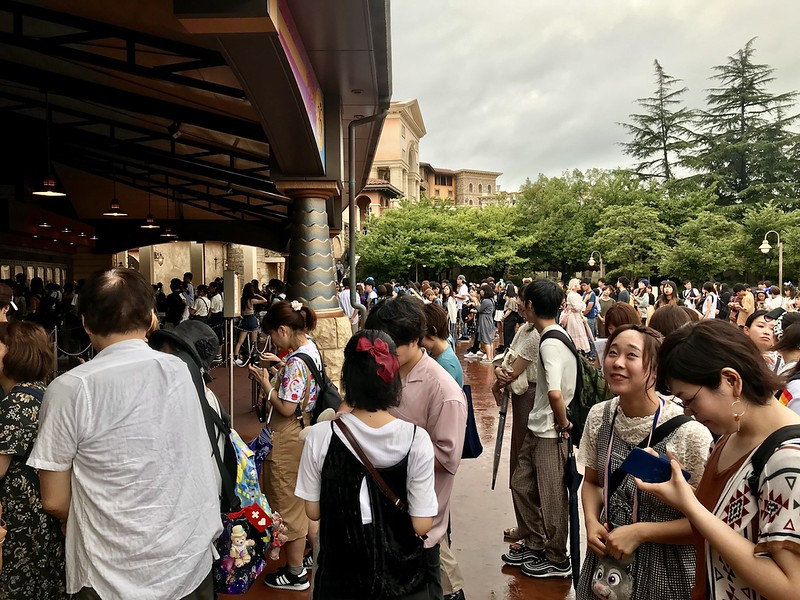 Lines to enter the park at 8:30am.