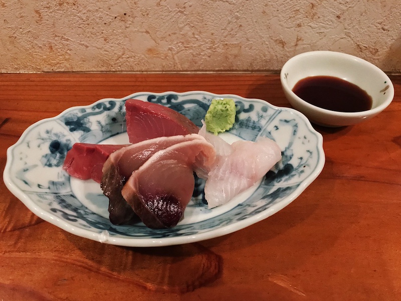 A small side of sashimi, as an add-on to the rice bowl.