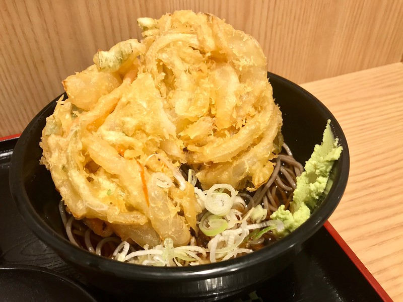 A huge jumbo vegetable tempura that’s almost the size of the bowl. Sadly, not worth your time. 