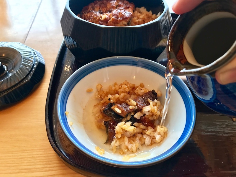 Pouring some broth onto the rice.