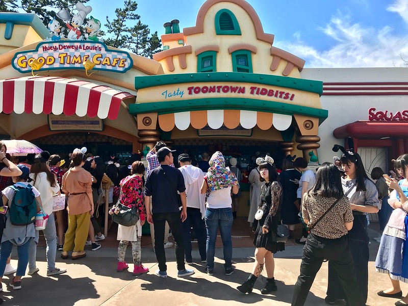 Queues for snacks at the food stalls.