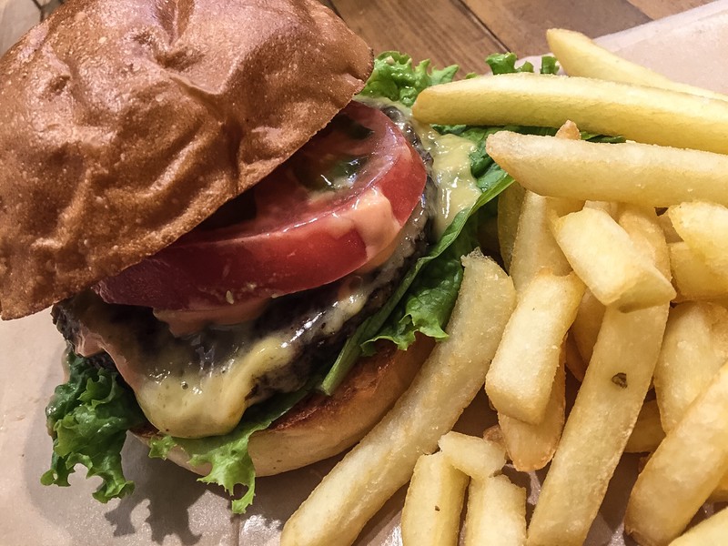 Ripple cheeseburger with French-fried potatoes