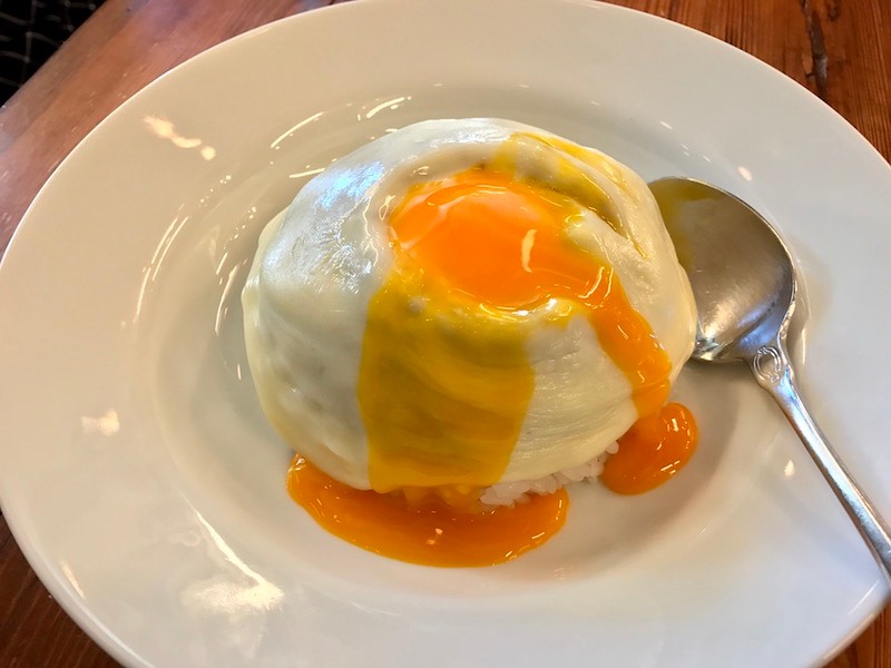 Mokubaza’s keema curry - the moment after breaking the yolk.