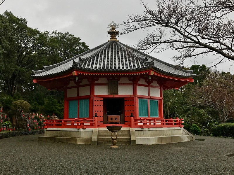 Aizendo Temple is pretty in mist and rain.