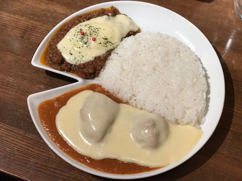 The combination platter is not the prettiest plate of curry, but it doesn’t matter here.