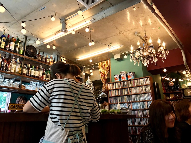 I’d like a chandelier like that for my apartment.