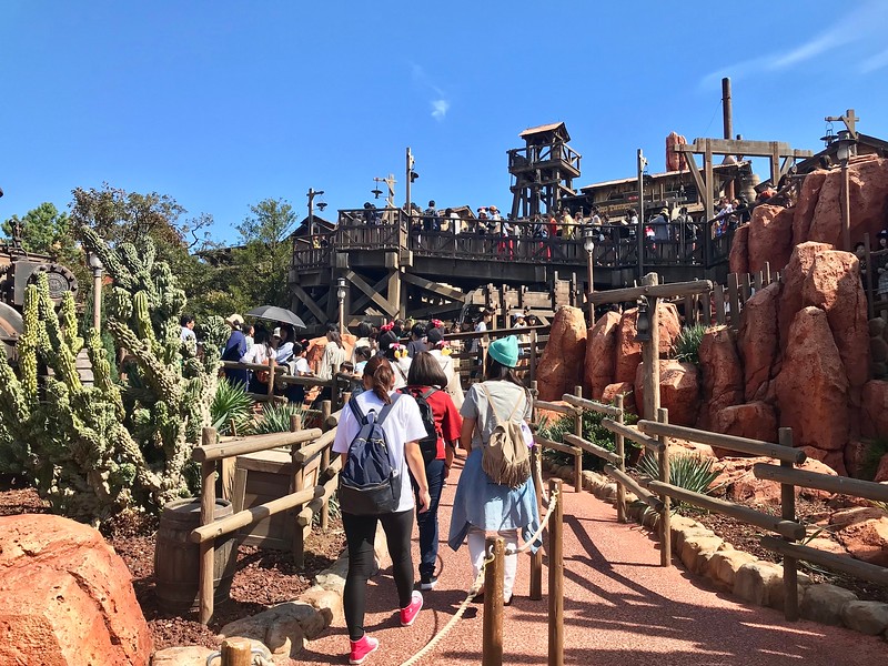 The left lane shows the queue in the ‘standby’ (i.e. non-FastPass) lane for the Big Thunder Mountain ride.