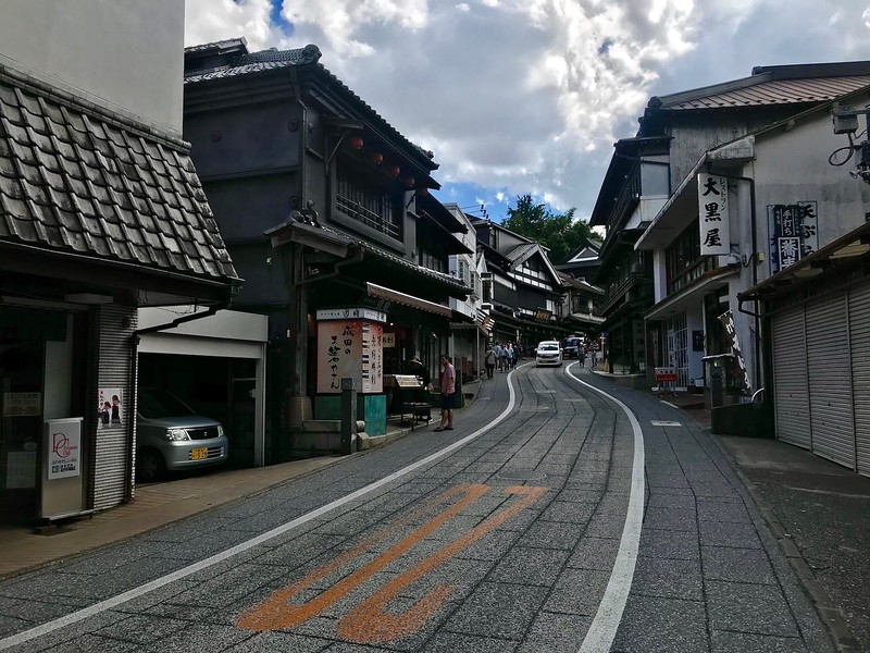 A section along Narita Omotesando Street.