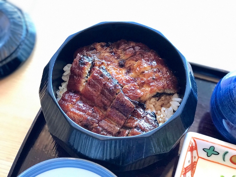 The eel rice comes in a lidded bowl - keep the lid on between portions so that it stays hot.