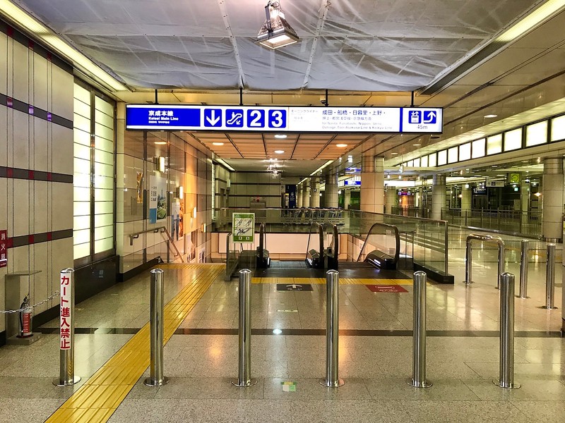 Signs leading to Platform 2 on the Keisei Main Line.