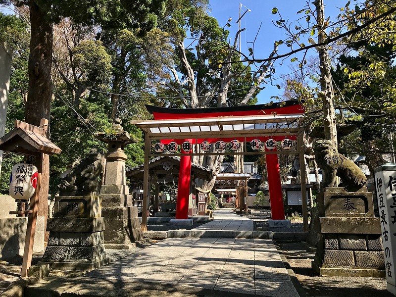 The entrance to Shirahama Shrine just outside the bus stop.