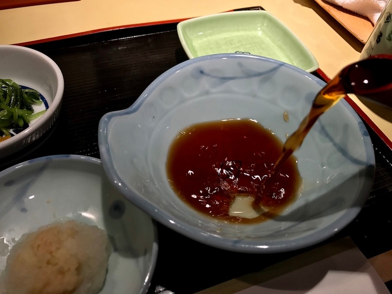 Pouring tentsuyu into the bowl.