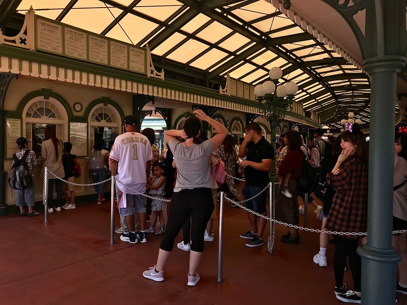 Lines to buy tickets to the park.