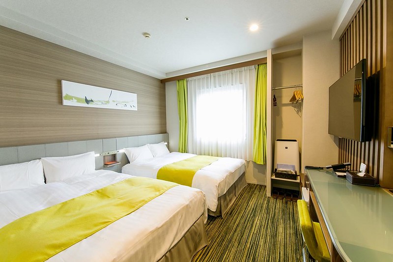 Twin double beds and a green interior design in the Hotel Sardonyx Ueno, Tokyo, Japan