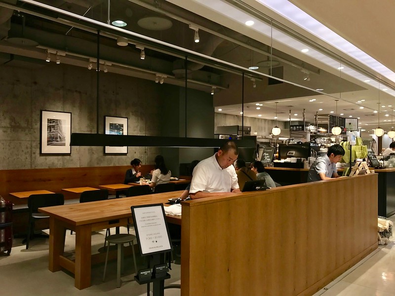 Dean & Deluca’s cafe space.