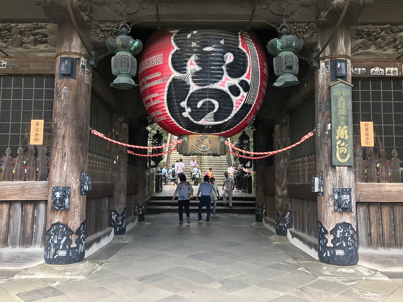 The giant lantern at the Niomon Gate. 