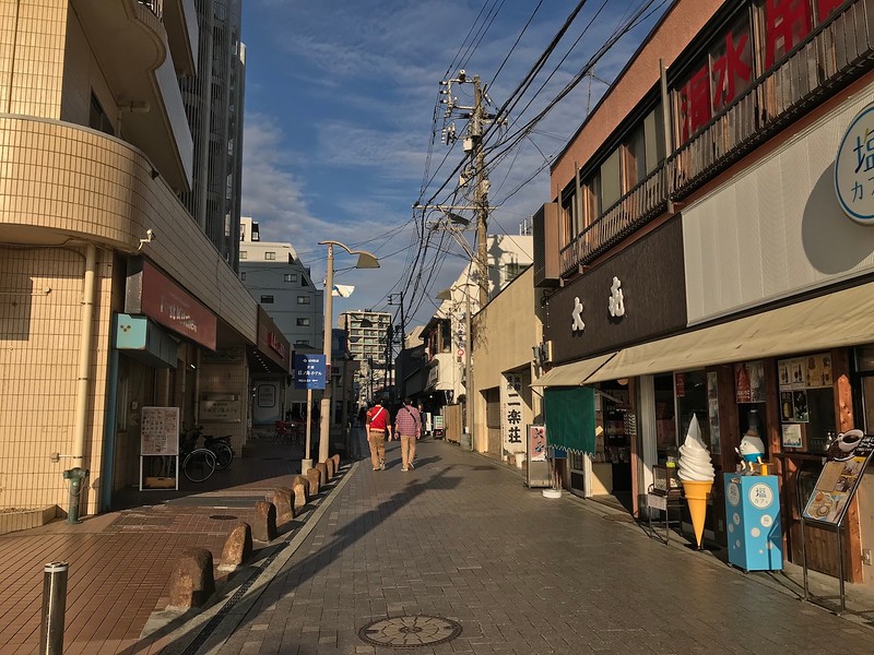 A shopping street on the way to Enoshima Station.