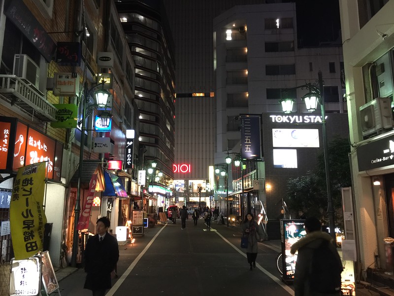 Bar Curtis, one of the best bars in all of Tokyo for music fans. Bar Curtis, one of the best bars in all of Tokyo for music fans.