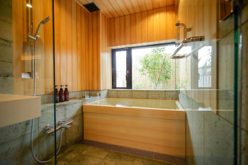 Kaminarimon Ryokan bathroom