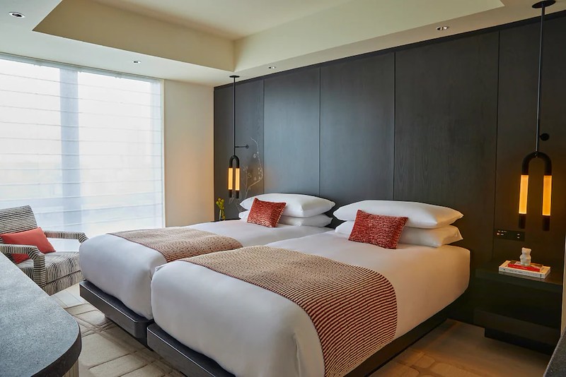 Twin bed essential high floor room in the Kimpton Shinjuku Tokyo hotel Twin bed essential high floor room in the Kimpton Shinjuku Tokyo hotel