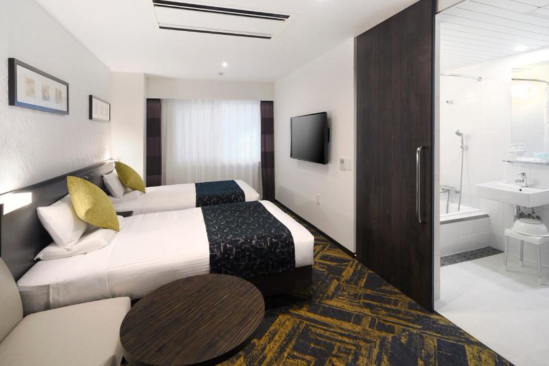 View of a twin room and bathroom in Tokyo’s Hotel MyStays Hamamatsucho