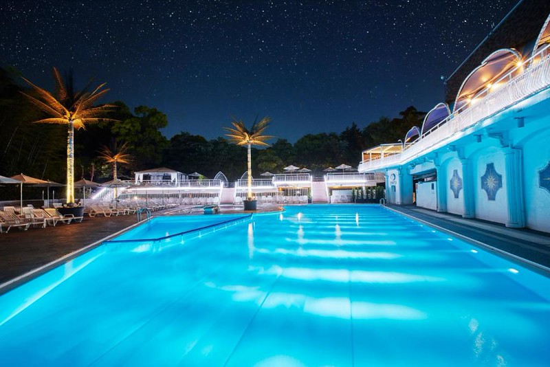 The illuminated outdoor pool with starry sky overhead at the Hotel New Otani Tokyo Executive House Zen