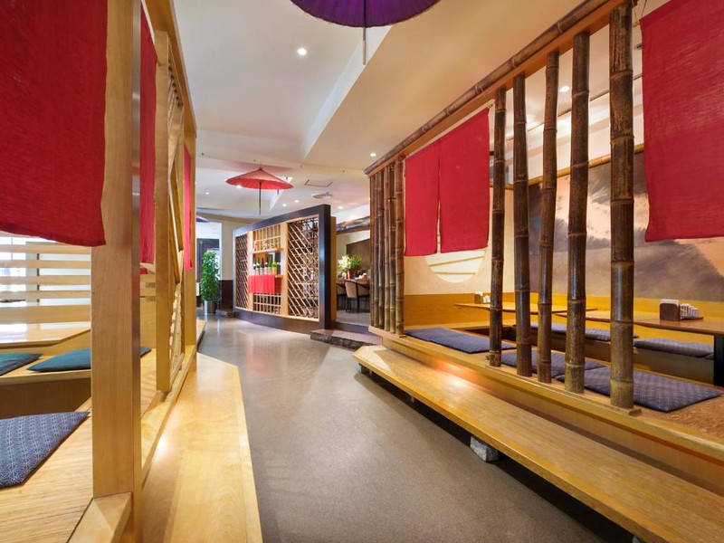 Hallway view of the restaurant in the Shibuya Creston Hotel in Tokyo with floor seating and bamboo decoration