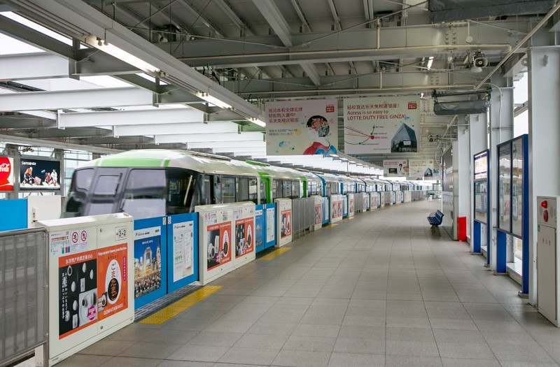 The platform of the Tokyo monorail with the train to the left at Haneda international airport