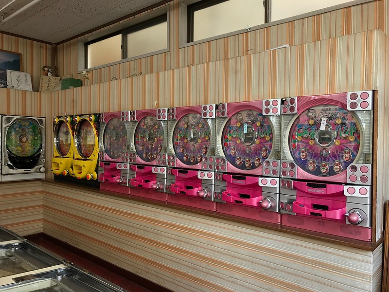 Old slots and pinball-like games.