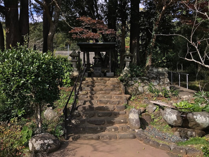 The grave of Minamoto no Noriyori.
