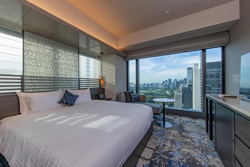 Huge double bed and view of Tokyo from the deluxe corner room in The Blossom Hibiya hotel Huge double bed and view of Tokyo from the deluxe corner room in The Blossom Hibiya hotel