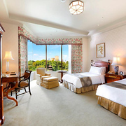 Twin guest room in the Hotel Chinzanso Tokyo with park and pagoda views outside