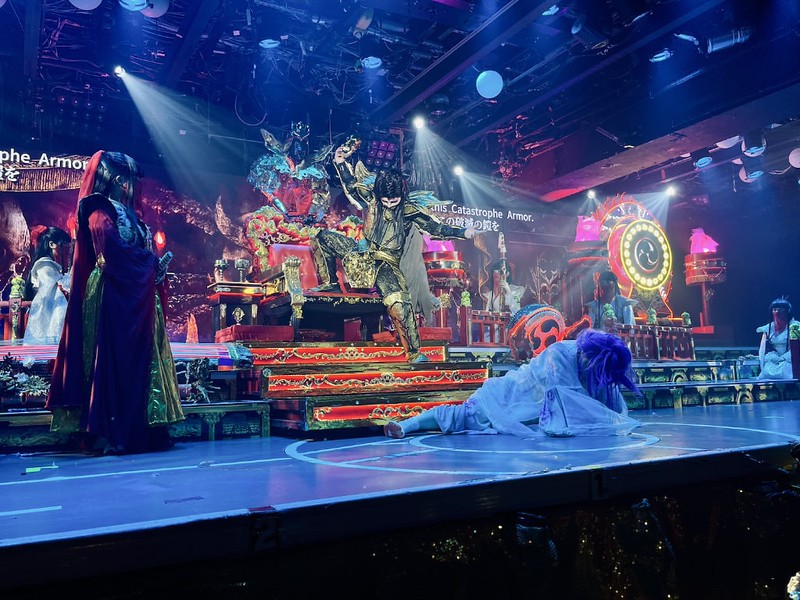 Courtiers watch on as Musashi fights the King of Hell onstage at Samurai Restaurant Time