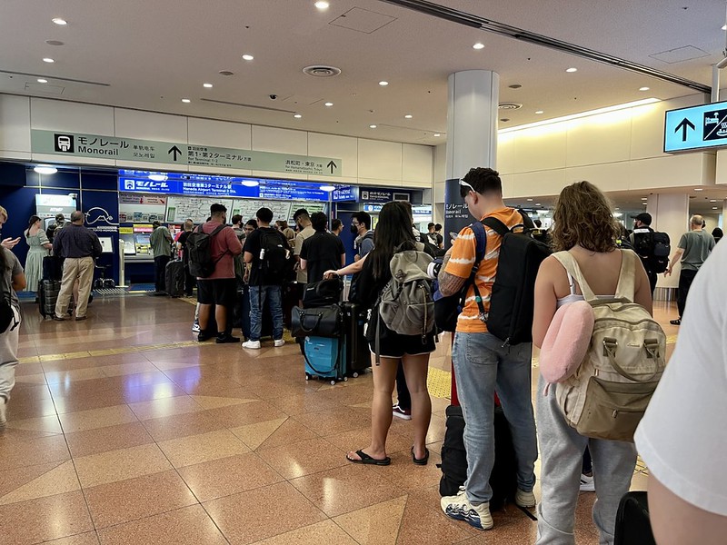 A long queue of people waiting to use the Welcome Suica IC card vending machines at Haneda Airport A long queue of people waiting to use the Welcome Suica IC card vending machines at Haneda Airport